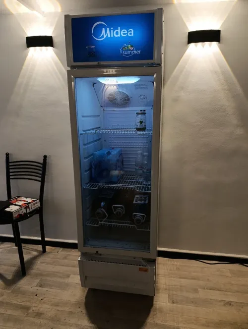 Étagères magasin avec frigo