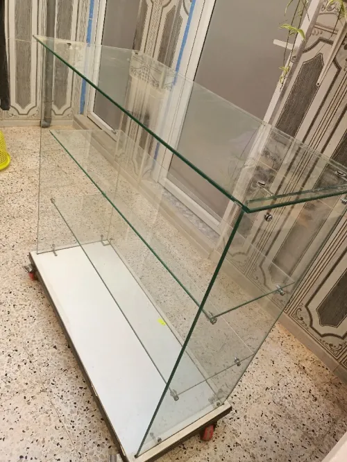 Vitrine et étagères mobiles boutique