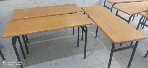 Tables avec chaises et tableaux 