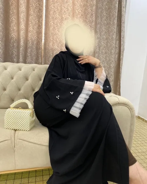 عبايات سوداء