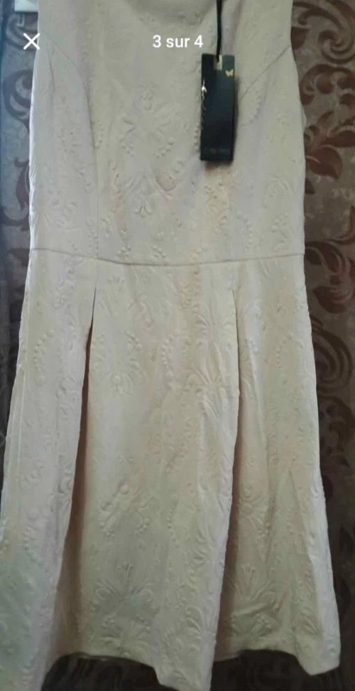 Robe courte simple et chic (France)