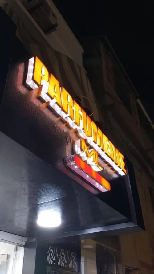 Enseigne lumineuse publicitaire