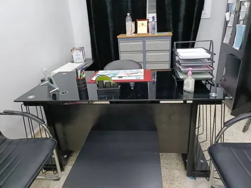 Bureau en verre avec son retour 