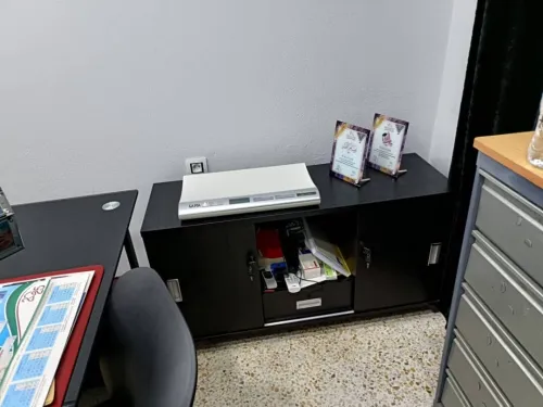 Bureau en verre avec son retour 
