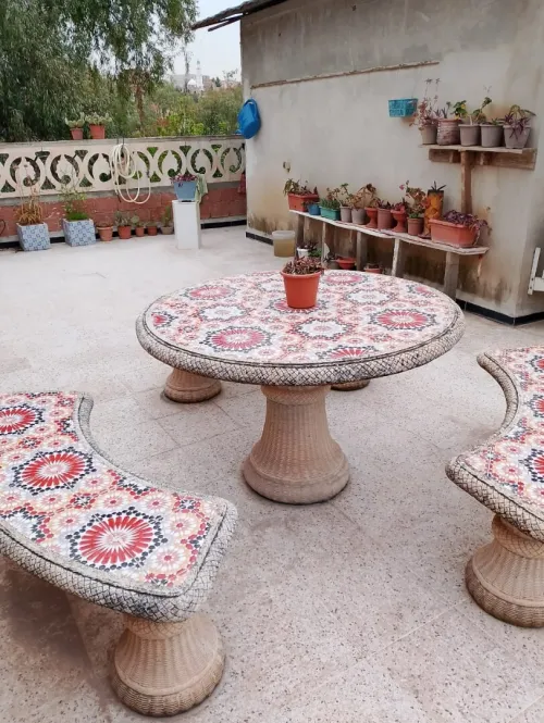 Salon de jardin en béton carrelé