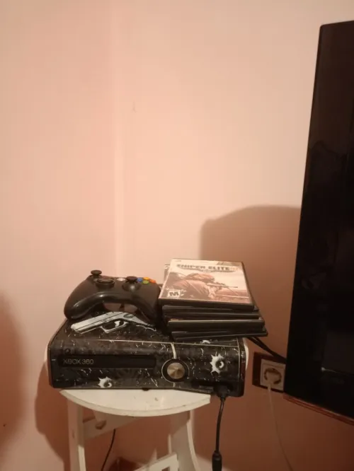 XBOX 360 slim etat 9.5/10 manette jdida avec 20 jeux et 5 cd