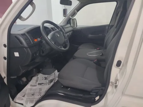 Toyota Hiace 15 place 2016