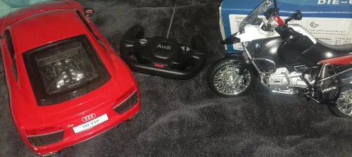 Miniature Audi R8 V10 et GS bmw 1200 ADV