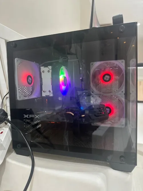 Pc : i5 6600 + rx580 8gb + 1 tb SSD + 16gb ram Ecran: z edge 27 pouce - 180hz - 1ms - incurvé