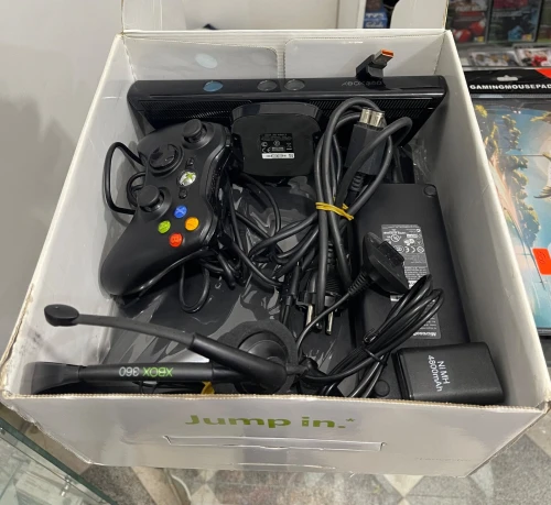 Xbox 360 avec accessoires Glitch + les jeux 
