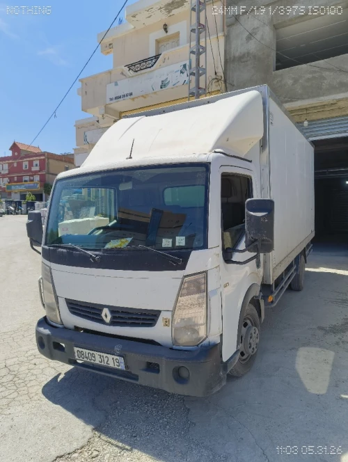 Renault Maxity 2012