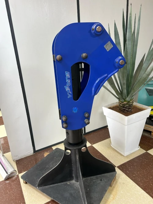 DAEMO Brise Roche E70 pour rétrochargeur JCB 