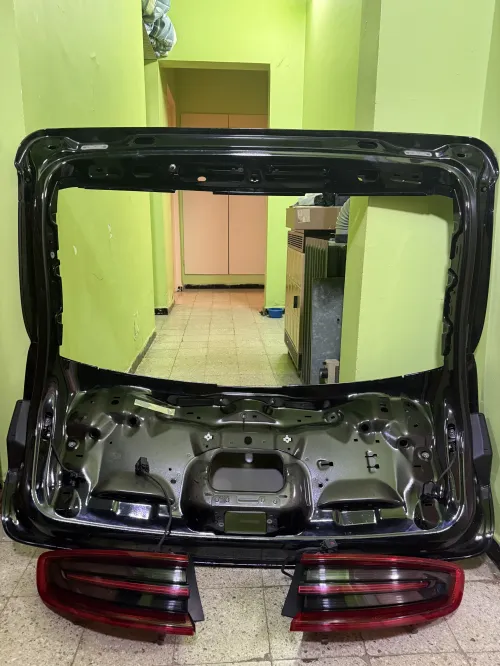 Hayon Male Porsche Macan