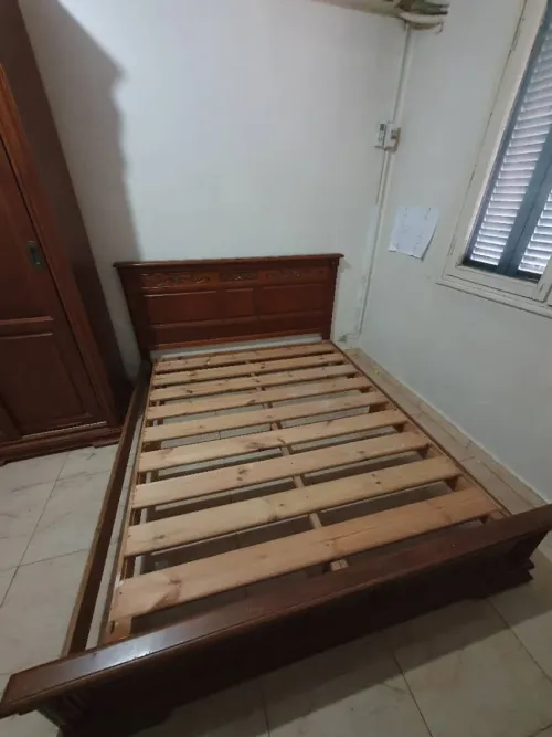 Chambre à coucher en hêtre en bon état avec Sommier 