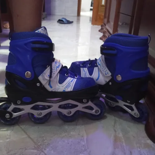 une jolie paire de rollers pour enfant couleur bleu