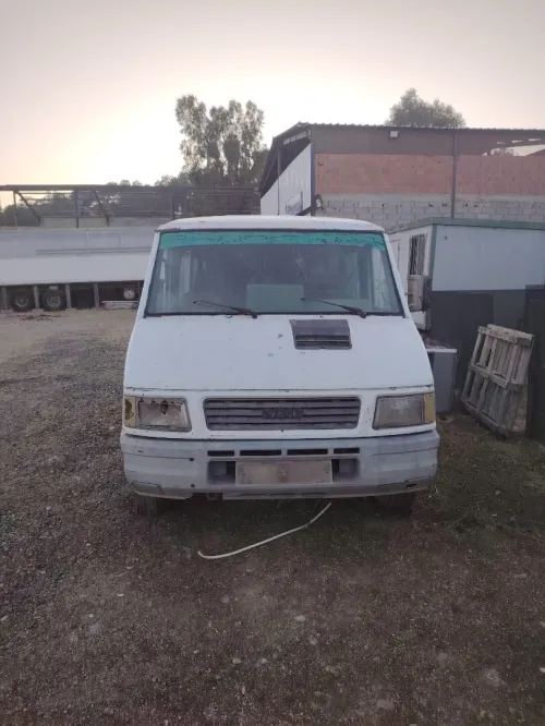 Iveco pour pièces vitré 18 places