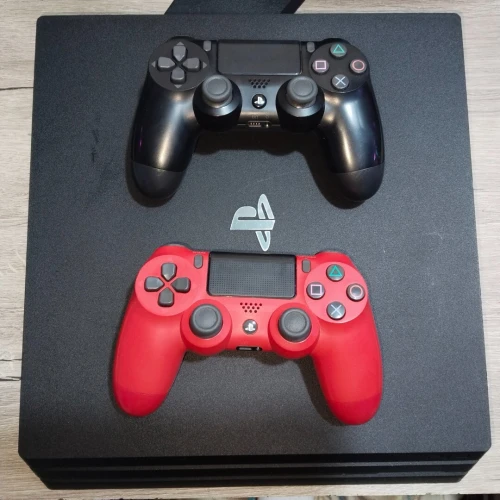 Playstation 4 Pro 1Tb +Disc GTA V + 02 Manettes