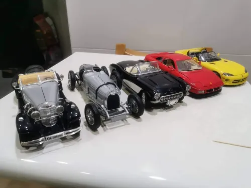 Miniatures Burago italy échelle 1/18 et 1/24 etat 10/10 à 9/10