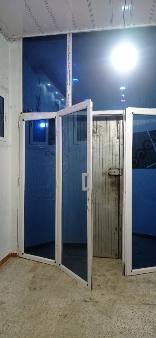 فيترينا ألمنيوم vitrine aluminiu اربع ابواب يتفتحو كامل  عرض 3.04 الارتفاع 3.40