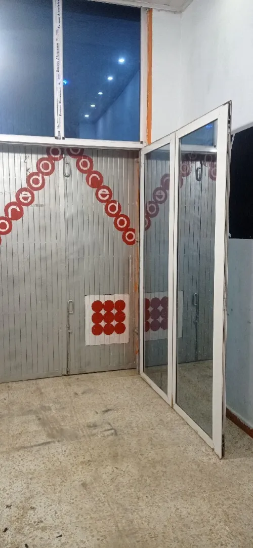 فيترينا ألمنيوم vitrine aluminiu اربع ابواب يتفتحو كامل  عرض 3.04 الارتفاع 3.40