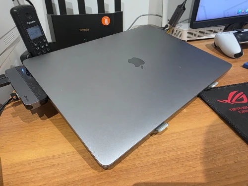 MacBook Pro 2019 16" i9 16GB/1TB AMD Radeon 5500M Pro 4 Go + UHD 630 1536 Mo Cycle 269