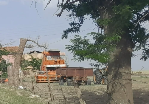 A VENDRE:  MOISSONEUSE  ( saba neuve   ) , TRACTEUR somica sur cale   , REMORQUE A BENNE