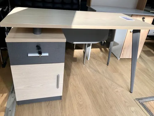 Bureau de travail moderne et fonctionnel avec caisson intégré