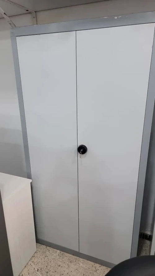 Armoire métallique de bureau  disponible portes pleines ou vitrées