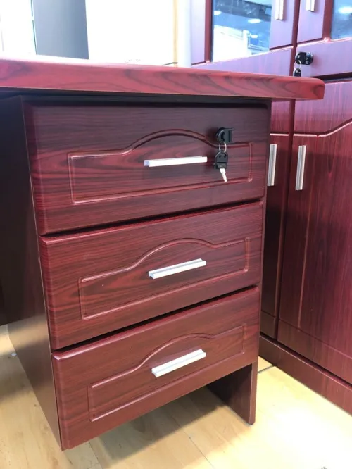 Bureau en MDF coloris bois rouge avec 3 tiroirs fixes