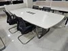 Table de réunion moderne et fonctionnelle