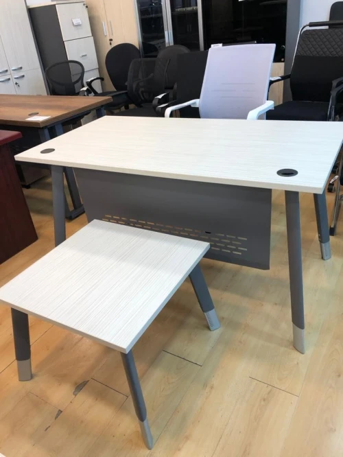 Bureau moderne et fonctionnel avec piètement métallique réglable disponible en 1m20, 1m40 et 1m60 