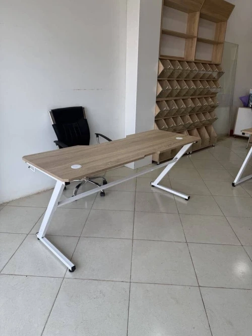 Bureau simple avec piétement métallique, plateau en Bois clair ou   Noir