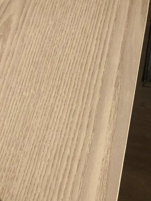 Bureau de travail moderne et fonctionnel avec caisson intégré