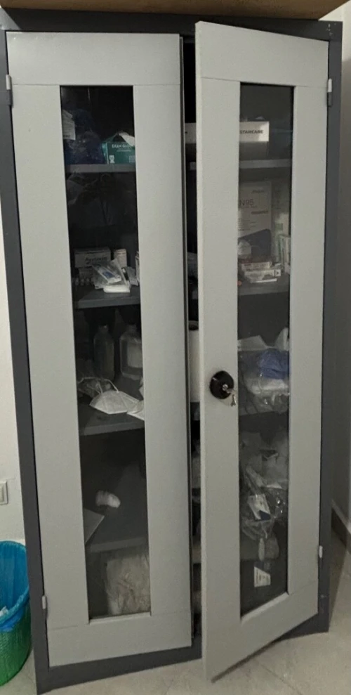 Armoire métallique vitrée 