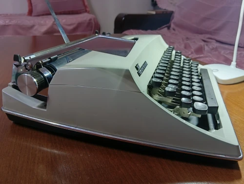 MACHINE A ECRIRE TRIUMPH ADLER MODÉLE CONTESSA