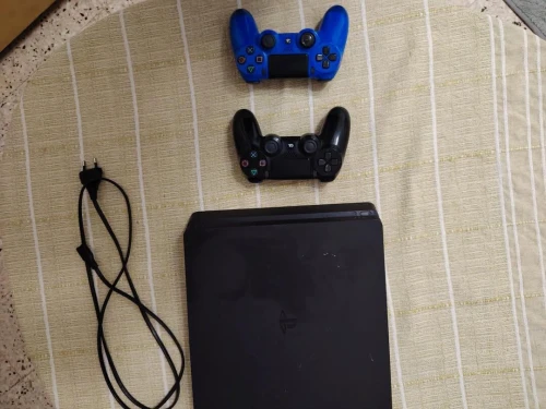 PS4 Slim Tres Propre 2 Manettes Originales Pate Thermique Neuve Prix : 40 000 DA (4 Millions)