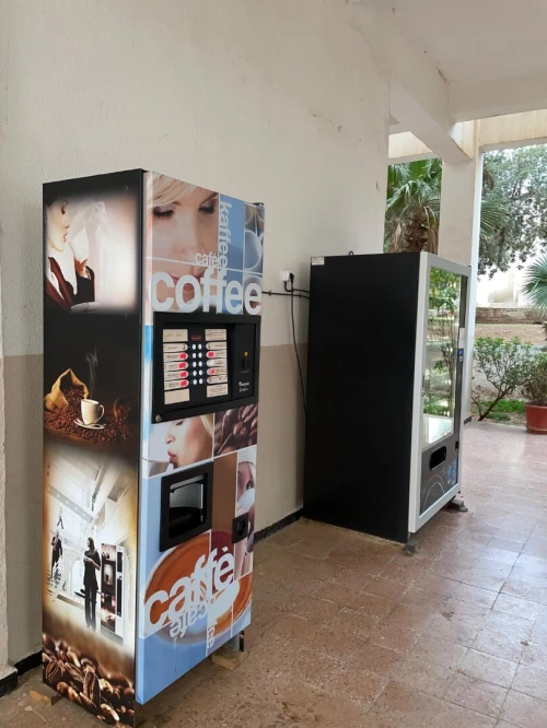 Distributeur automatique de café et snacks