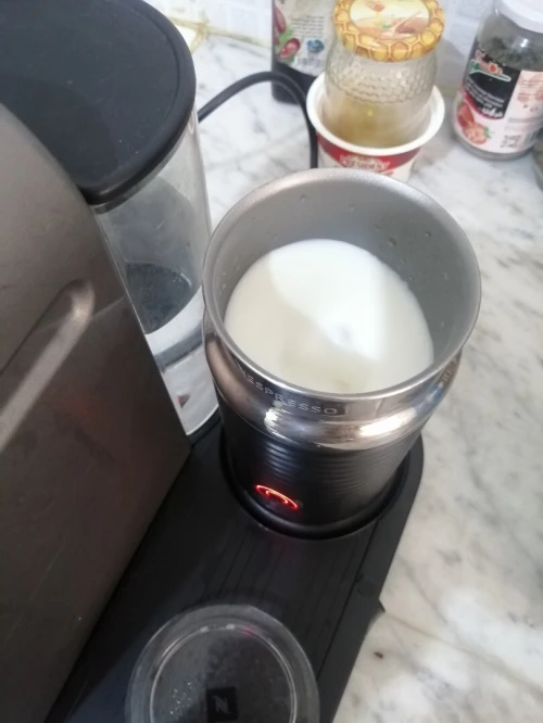 Machine à café Nespresso citiz et milk bon état