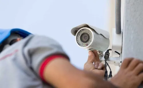 Installation de caméra de surveillance 