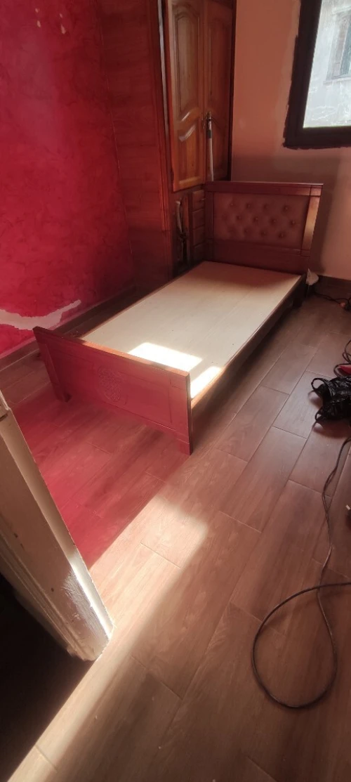 Lit une place et demi plus table de nuit