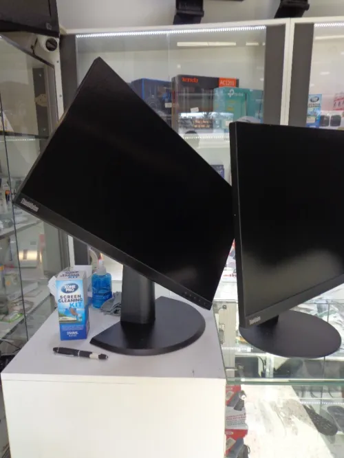 des ecran LENOVO ThinkVision ORIGINAL 24 pouce / Sans encadrement / IPS / 1920x1200 /DP /HDMI /VGA