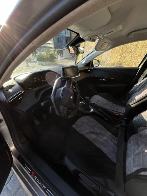 Peugeot 208 2021 