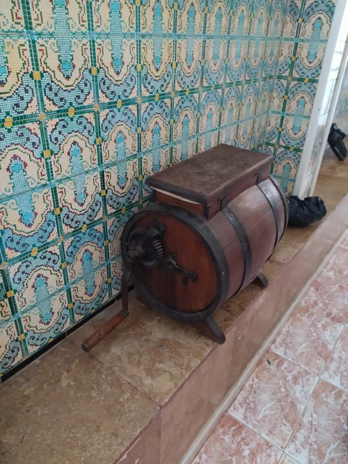 Ancienne baratte à beurre  forme de tonneau