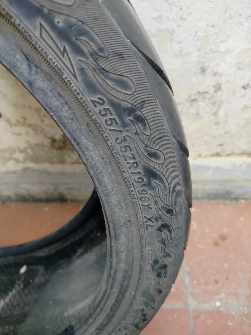 Pneus 255 35 R 19