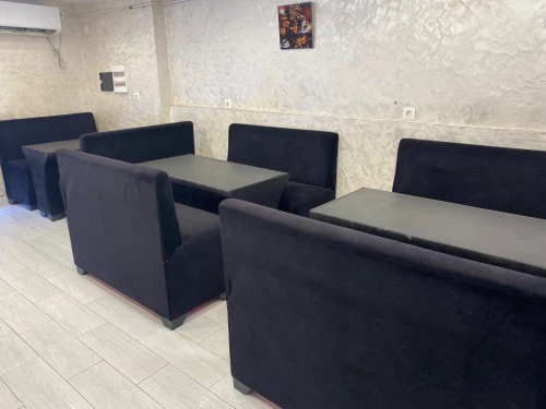 Fauteuils et tables (fast food)