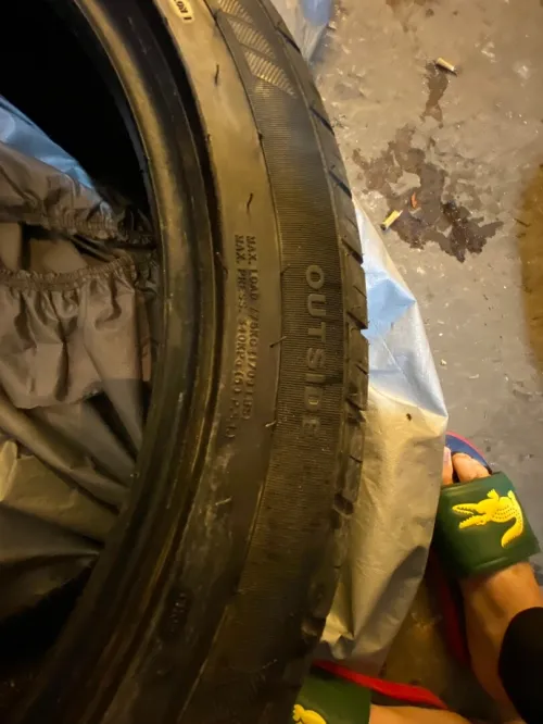 2 pneus 235/45/19 jamais utilisé