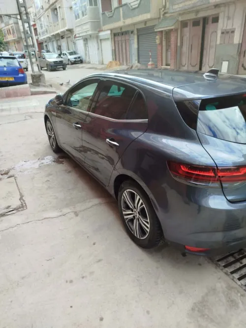 Renault Megane 4  2022 Itens