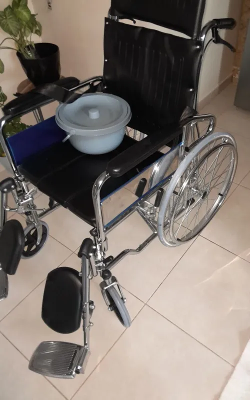 Chaise roulante Multiposition avec toilette