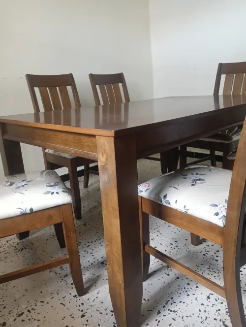 Table avec six chaises en bois