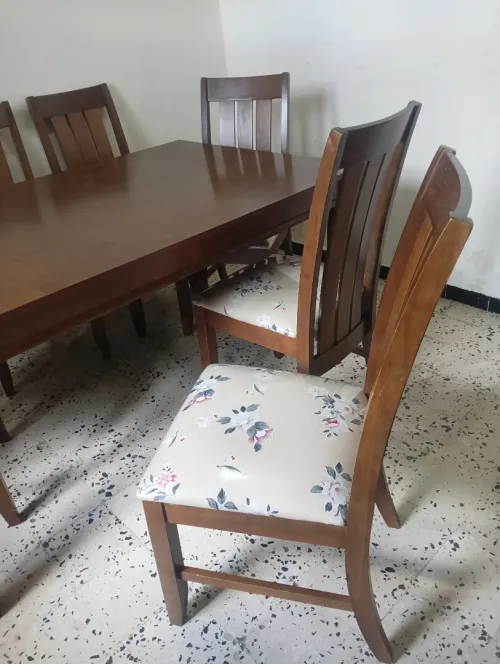 Table avec six chaises en bois